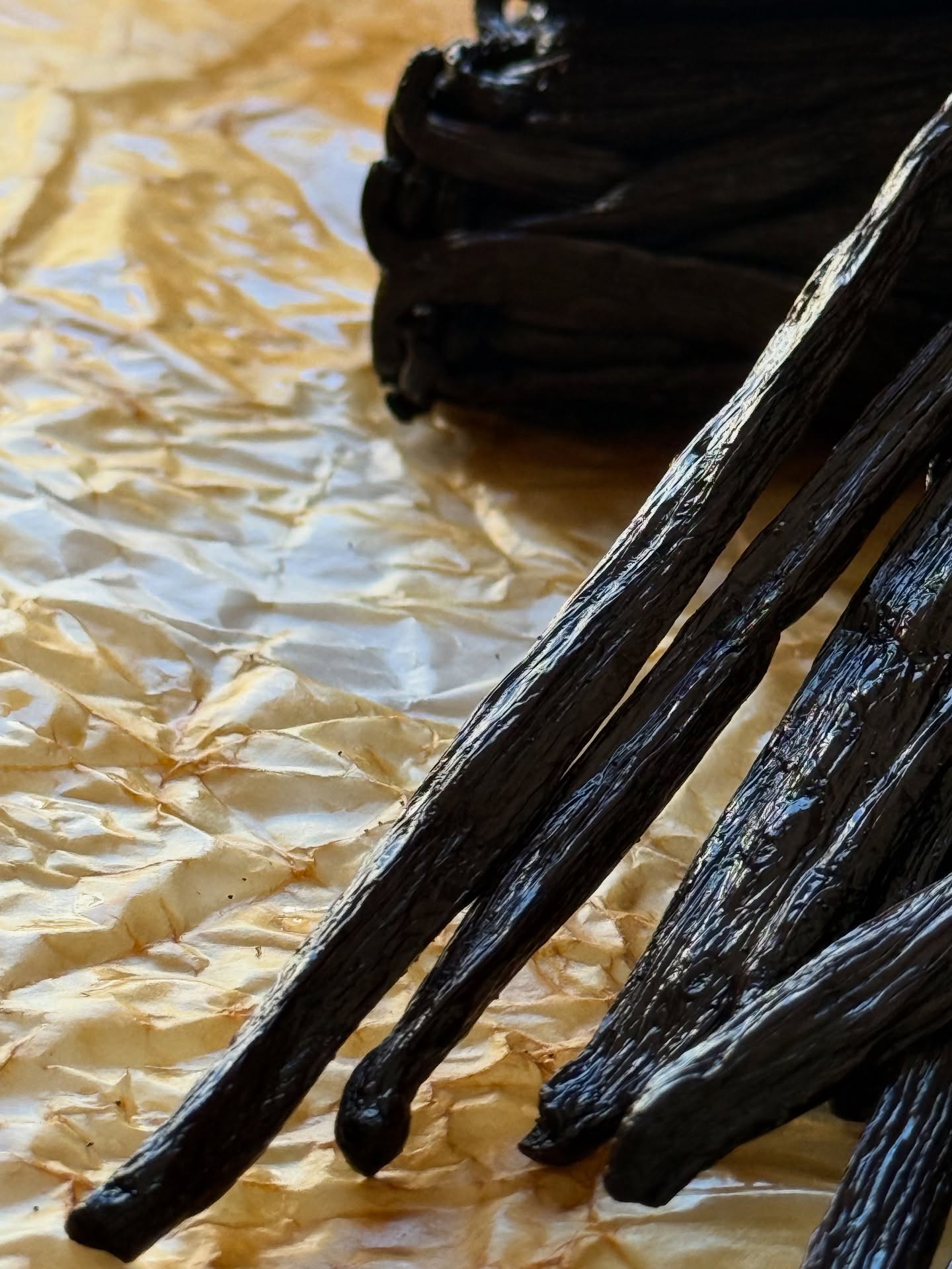 La gousse, bien grasse, laisse déjà perler son or liquide sur le papier sulfurisé.
Une richesse aromatique pure, signe d’une vanille de qualité exceptionnelle.#spiceroad #carrédevanille #gousse #GousseDeVanille #VanilleNaturelle #OrLiquide #HuileDeVanille #VanilleGourmandeOnly the finest — rich, oily vanilla.
Carré de Vanille.#spiceroad #carrédevanille #VanillaBean #NaturalVanilla #LiquidGold #VanillaOil #GourmetVanilla