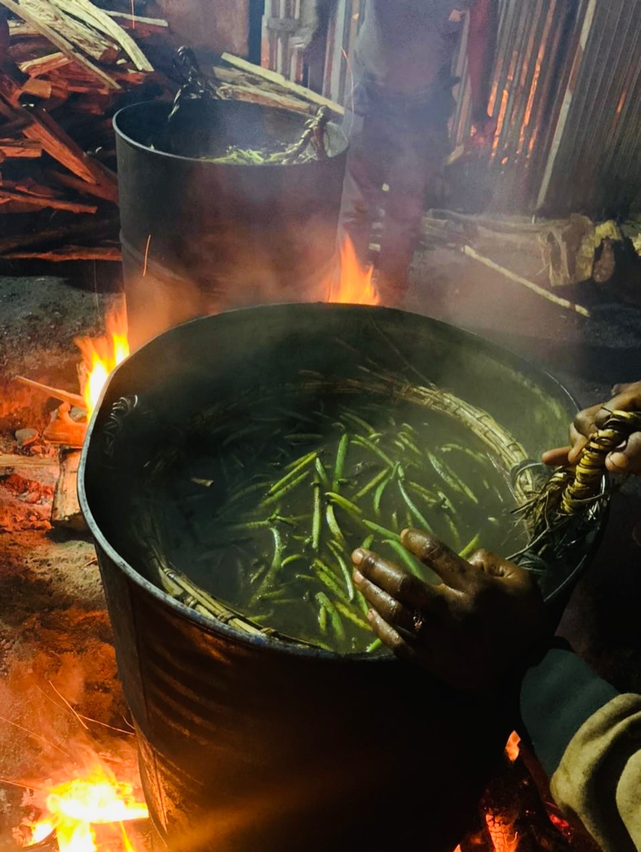 La vapeur s’élève, la chaleur enveloppe… C’est l’échaudage, étape clé de la préparation de la vanille.
À 60°C, les gousses vertes s’arrêtent de mûrir et libèrent la molécule magique de leur parfum : la glucovanilline.
La durée varie selon la taille des gousses et si elles sont fendues ou non.Un moment intense, en ce moment même chez nos équipes à Madagascar, où la transformation de la vanille prend vie…  #spiceroad #vanillemadagascar #échaudage  #savoirfaire #saison2025It’s time for scalding at our Madagascar facilities.
Green vanilla pods are immersed in 60°C water, stopping their growth and releasing glucovanillin, the secret of their aroma.
This is where the magic of vanilla begins…#spiceroad #vanillamadagascar #vanillascalding #stage #preparation #crop2025