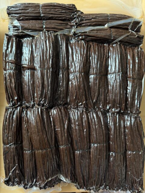 Un packaging qui respecte le produit : 5 sachets sous vide de 5 kg, 25 kg de vanille préservée dans son carton d’expédition.#spiceroad #conditionnementresponsable #sousvide #carton #vanille5 kg vacuum-bag – guaranteed fresh & premium quality.#spiceroad #vanilla #vaccumpacked #freshness #quality #packaging