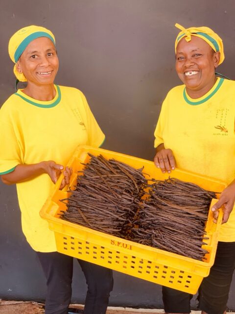 Deux sourires, deux femmes — Raymonde et Rozane — qui incarnent le vrai sens du “travail bien fait”. La vanille, c’est surtout l’histoire de femmes et d’hommes passionnés par leur travail.#spiceroad #vanille #humain #histoire #savoirfaire #passion  #MadagascarBehind the label: the person, the story, the place.#spiceroad #vanilla #person #people #passion  #madagascar #quality #behindthelabel #story