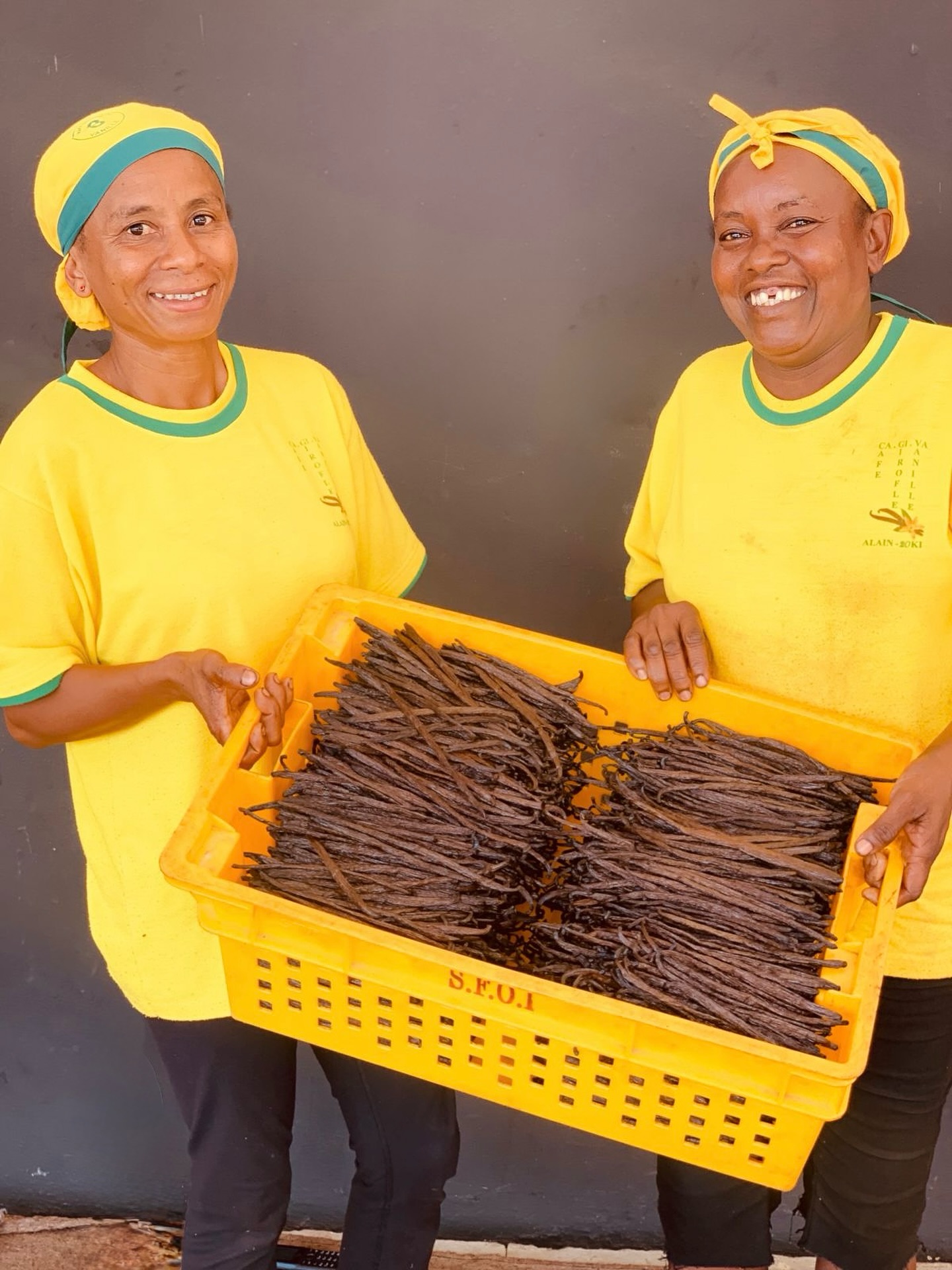 Deux sourires, deux femmes — Raymonde et Rozane — qui incarnent le vrai sens du “travail bien fait”. La vanille, c’est surtout l’histoire de femmes et d’hommes passionnés par leur travail.#spiceroad #vanille #humain #histoire #savoirfaire #passion  #MadagascarBehind the label: the person, the story, the place.#spiceroad #vanilla #person #people #passion  #madagascar #quality #behindthelabel #story