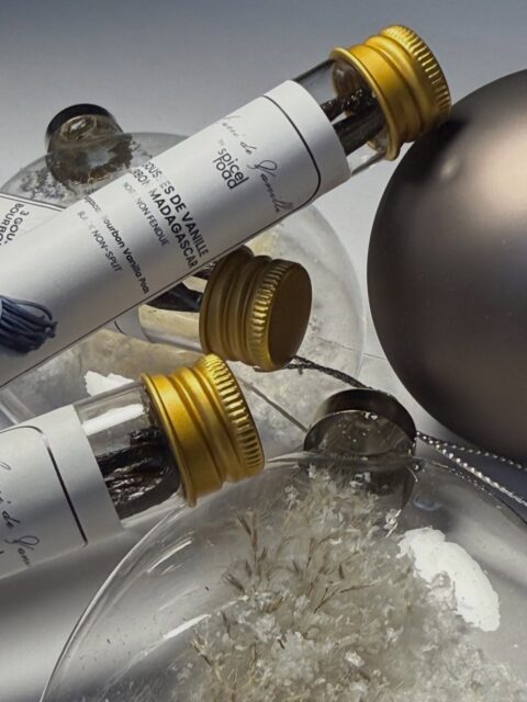 Un cadeau d’exception : nos tubes de gousses de vanille de Madagascar.
Sélectionnées en direct de nos producteurs , nos gousses sont issues d’une filière transparente et équitable.
Nous garantissons :
- Une traçabilité complète
- Une rémunération juste des producteurs
- Un engagement réel pour un développement durable à Madagascar.Une qualité premium pour un cadeau responsable.
#spiceroad
#carrédevanille
#vanilledemadagascar
#goussesdevanille
#vanilleprémium
#cadeaugourmet
#produitresponsable
#commerceéquitable
#développementdurable
#cadeauentreprise
#épiceriefinePremium Madagascar vanilla pods : ethical, fair, and the perfect holiday gift.#spiceroad
#carrédevanille
#vanillapods
#ethicalvanilla
#fairtrade
#sustainablegift
#premiumvanilla
#holidaygift
#fineingredients