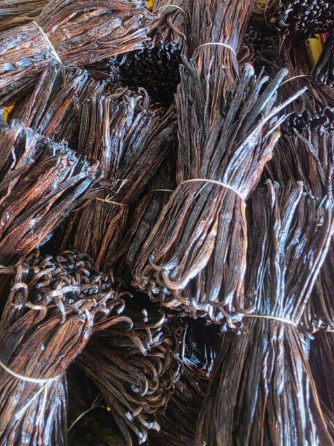 Dans nos magasins à Madagascar, le ballet continue. Conditionnement des cartons de vanille d’extraction et préparation des expéditions, au rythme de la musique malgache.#Spiceroad #Madagascar #Vanille #Conditionnement #ExportAmbianceLocaleMadagascar vibes.
Vanilla packed, shipments ready