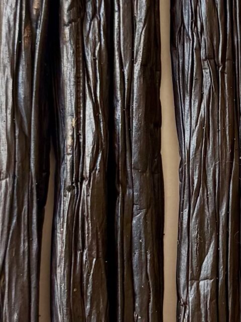 La vanille Pompona rejoint désormais notre gamme de Madagascar.
Majestueuse par sa longueur, charnue et généreusement grasse, cette vanille spectaculaire ne passe pas inaperçue.
Une gousse rare, impressionnante et unique, qui enrichit notre sélection de vanilles d’exception.You asked for this Pompona, and here it is, majestic, impressive, and truly one of a kind !#spiceroad #vanillepompona #vanilledemadagascar #epiceriefine