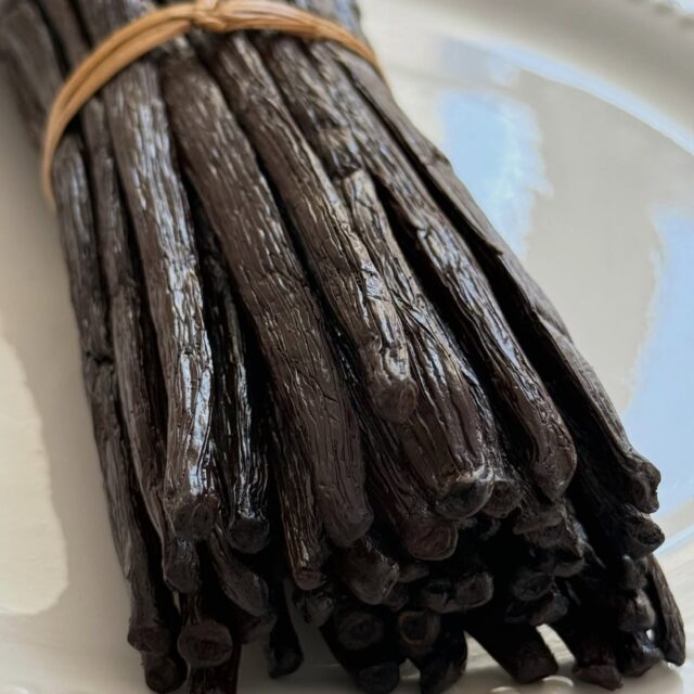 Madagascar : une origine, une évidence.
Madagascar est une origine que nous aimons particulièrement, car c’est aussi la nôtre.
Les gousses que nous proposons (variété Planifolia) sont particulièrement remarquables, avec une teneur élevée en vanilline naturelle et d’intenses arômes boisés et chocolatés.
Dans une sauce pour accompagner un poisson blanc, une volaille ou une viande rouge, notre vanille apporte profondeur et mystère. Et bien sûr, en glace ou dans une crème montée, elle se révèle tout simplement irrésistible.When Madagascar vanilla reveals its full intensity...
A true invitation to travel#spiceroad #vanille #vanilla #madagascar #paris