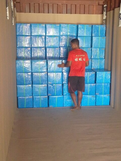 Nos vanilles ont quitté Madagascar pour vous rejoindre. Et avec elles, vous allez découvrir la dernière étape de ce travail : l’ empotage, qui marque l’aboutissement de toute une chaîne logistique.From Madagascar all the way to you. A journey made possible by an entire logistics chain.#spiceroad #vanillabeans #madagascar #supplychain #loadingcontainer